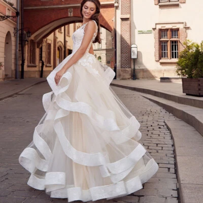 Vestido de novia cuello redondo sin mangas con apliques con volantes con cordones espalda tul champán Foto 1 de 4