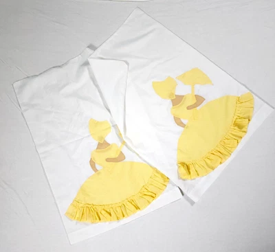 Juego de 2 fundas de almohada estándar amarillas Southern Belle bordadas con volantes de algodón Foto 1 de 4