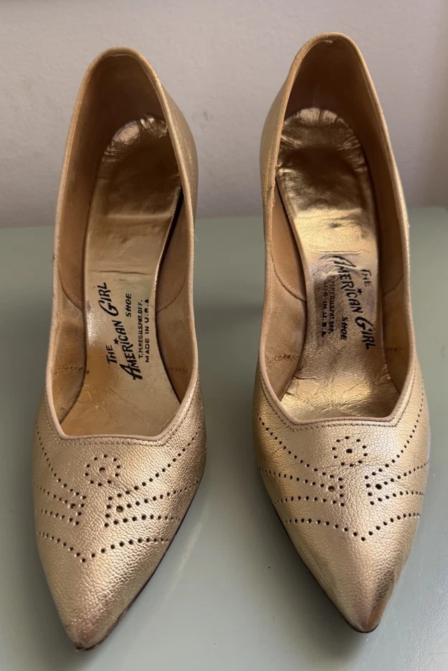 Zapatos de salón para mujer American Girl dorado lamé 4" tacón de madera estrecho talla 7 AA de colección Foto 1 de 4