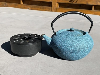 Tetera japonesa Tetsukyusu de hierro fundido Teavana con infusor y calentador azul y negro Foto 1 de 4