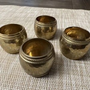 4er Set Vintage gehämmertes Messing goldfarbene Serviettenringe Patina - Bild 1 von 8