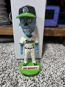 Calavera de azúcar Hillsboro Hops Somos Lupulos Bobblehead. Raro. Nuevo en caja.  - Imagen 1 de 4