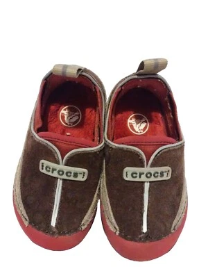 Zapatos sin cordones Crocs de cuero rojo para niños pequeños talla 6 Foto 1 de 4