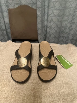 NEW Crocs Sanrah Hammered Circle Wedge Sandal Dual Comfort Brown Gold Size 8 - Image 1 of 4