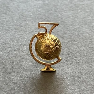 Spilla bavero globo mondiale vintage 1957 metallo tono oro da collezione - Foto 1 di 15