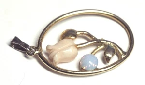 Colgante Vintage Flor de Tulipán Coral Tallado y Cabujón Opalescente - Tono Dorado - Imagen 1 de 4