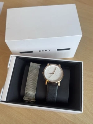 DKNY Armbanduhr mit Ersatzband In Geschenk Box Schwarz Silber Damenuhr - Bild 1 von 4