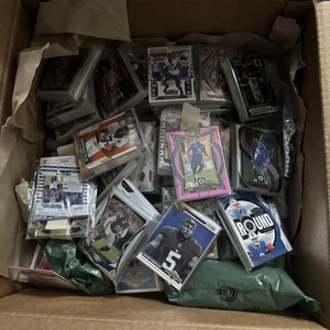 Lot Topps/Panini Sammelkarten NBA und Fußball Inkl. RC und Inserts + nummeriert - Bild 1 von 1
