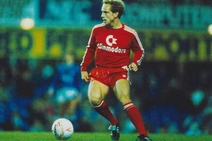KARL-HEINZ RUMMENIGGE HAND SIGNED 6X4 PHOTO - FOOTBALL AUTOGRAPH - GERMANY 5. - Picture 1 of 1