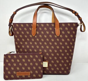 Neu ~ Dooney & Bourke beschichtete Baumwolle Leder Liliana Beuteltasche + Handgelenktasche ~ Bordeaux - Bild 1 von 8