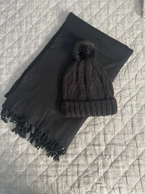 Pacote - Gorro pom feminino H&M de malha preta com cabo; e cachecol tamanho único - Imagem 1 de 4