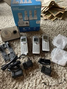 AT&T EL52429 Cordless Phone System with 3 Handsets & Answering Machine - Picture 1 of 4