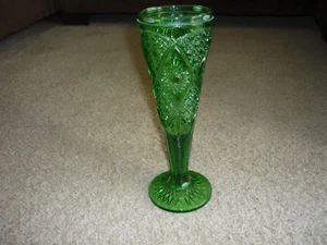 EXQUISITO JARRÓN DE VIDRIO PRENSADO VERDE ESMERALDA DE COLECCIÓN/ 11" DE ALTO - Imagen 1 de 7
