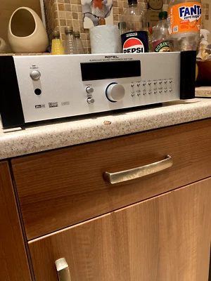 Rotel RSP-1066 surround sound processor/Pre-amplifier-- Stunning. - Image 1 of 4