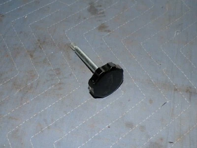 YAMAHA YR2C YR2 YCS1C YCS1 R3 CS3 NOS PERILLA DE CUBIERTA LATERAL Foto 1 de 3