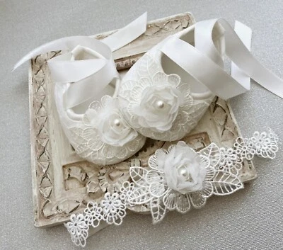 Zapatos de bautizo para niñas en blanco roto, zapatos de bautizo flores de ganchillo perlas de encaje  Foto 1 de 4