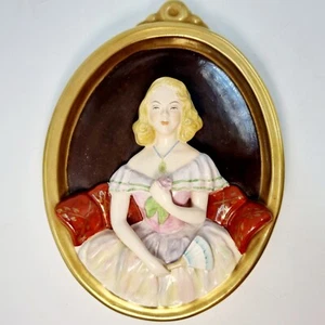 WEDGWOOD & Co LTD ANNE LADY WOMAN EMBOSSED HAND PAINTED CERAMIC WALL PLAQUE 9" - Foto 1 di 24