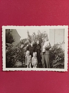 Familienfoto Familie 1941 im Garten zwei süße kleine Jungen in kurzen Hosen Foto - Bild 1 von 1