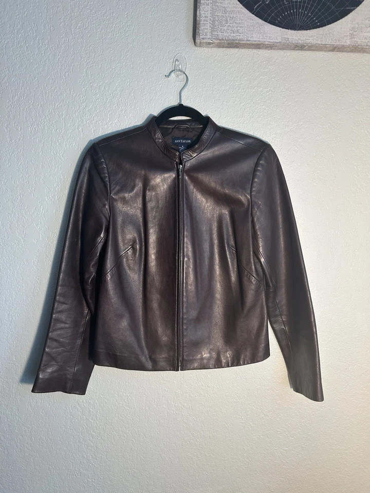 Jaqueta de Couro Genuíno Ann Taylor Feminina Marrom Chocolate Escuro Tamanho Médio - Imagem 1 de 4