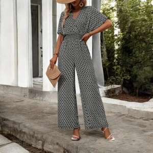 Boutique Women's M (6) Black & White Allover Print V Neck Jumpsuit Short Sleeve - Picture 1 of 3