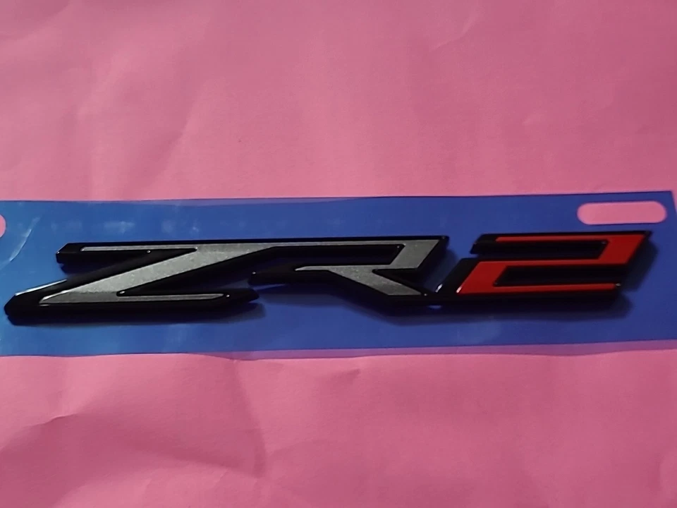 EMBLEMA ZR2 NEGRO PARA PORTÓN TRASERO CHEVROLET COLORADO MODELO TARDÍO. NUEVO OEM  Foto 1 de 4