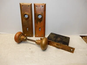 ANTIQUE BRASS RUSSWIN ARTS AND CRAFTS DOOR KNOB LOCKSET 2 - Picture 1 of 4