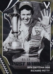 Panini 2018 Victory Lane Richard Petty #59 9/99 Past Winner Gold Parallel Card - Bild 1 von 2