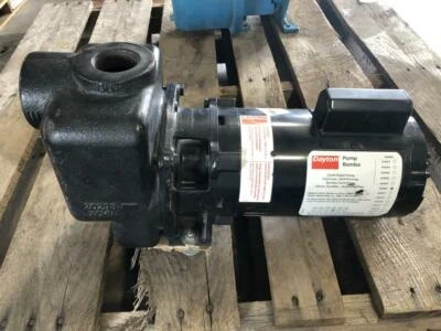 Bomba centrífuga autocebante Dayton 1-1/2" NPT CI 4UA69 con motor de 0,75 HP Foto 1 de 4