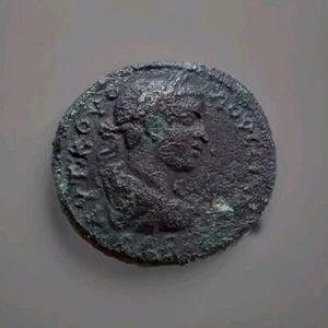 Volusian Æ27 of Neocaesarea, Pontus. 251-253 AD, Roma seated left on shield - Picture 1 of 4