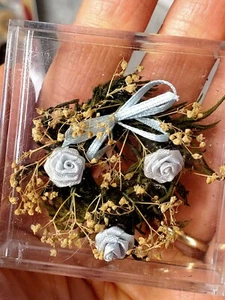ARTISAN Dry Flower Wreath Blue Ribbon Roses 1:12 Dollhouse Miniature Wall Decor - Bild 1 von 3