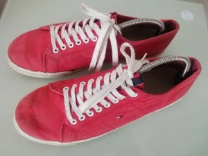 Herren Schuhe Gr. 43 Tommy Hilfiger Sneaker Unisex Keds Rot Logo weisse Schnürun - Bild 1 von 23