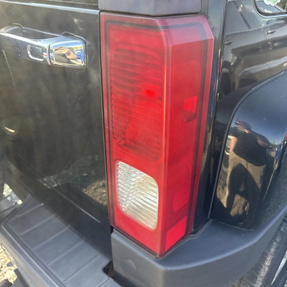 Оригинальный тормозной фонарь для правой стороны пассажира Hummer H3 2006-2010 годов выпуска 15823510 - Изображение 1 из 3