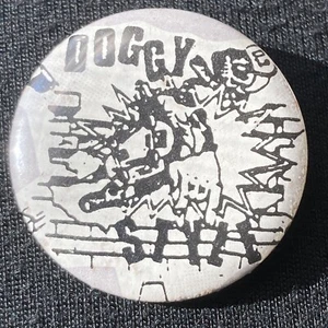 SELTEN Doggy Style Punk Band Bild Schallplatte Laden Promo Pin Pinback Knopf - Bild 1 von 8