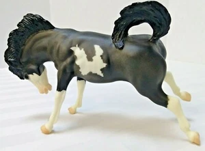 Breyer Molding Co Black and White Pinto Stallion 8 x 5.5 Inch - Picture 1 of 10