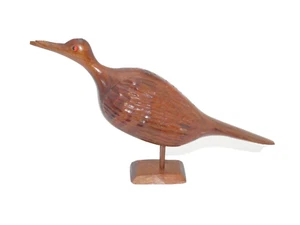 Escultura de pájaro tallado en madera de Jamaica ojo de vidrio rojo recuerdo caribeño base de madera - Imagen 1 de 10