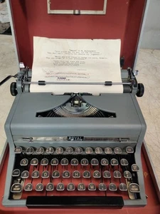 Vintage 1949? Macchina da scrivere portatile Royal Quiet DeLuxe con custodia rigida funziona - Foto 1 di 17