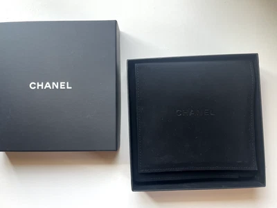 Broche Chanel CC dorado tejido en cuero negro con dijes Foto 1 de 4