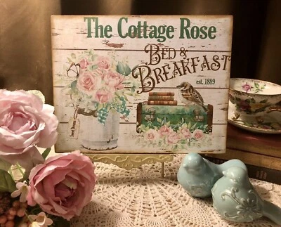 Letrero de tablero de lona Cottage Rose Bed & Breakfast, Shabby Chic Bird, Rosas Foto 1 de 4