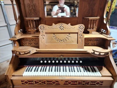 Antique Pump Organ That Works. Play music on it. - Image 1 of 4