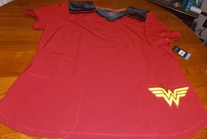 NUOVO CON ETICHETTE - DICKIES "WONDER WOMAN" SUPEREROE SCRUB TOP DONNA 2XL - Foto 1 di 9