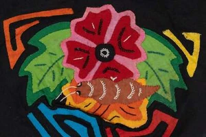 Mariposa Marrón y Dorada Forma Extraña con Flor Molita - Imagen 1 de 10