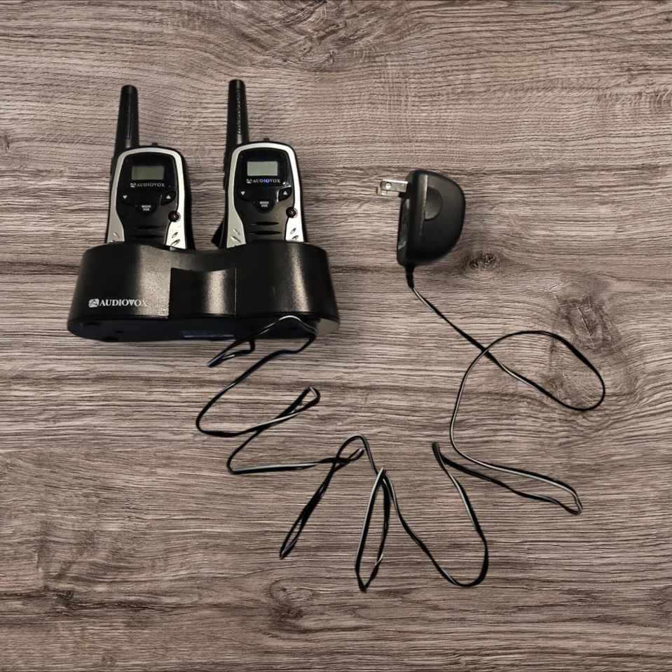 Audiovox 2 路收音机套件 GMRS6DS 132-7239 对讲机带充电底座 GUC — 第 1/2 张图片