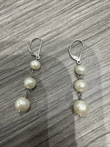 PENDIENTES PLATA ESTERLINA CON TRIPLE PERLA - AGUA DULCE - Imagen 1 de 4