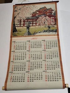 ARAZZO CALENDARIO VINTAGE 1971 GIAPPONE SETA RICAMATO 24" PAGODA FIORI DI CILIEGIO - Foto 1 di 5