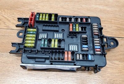 ✅12-20 OEM BMW F30 F32 F34 F36 F82 M4 335 Caja de relé de fusibles de distribución de energía trasera Foto 1 de 4