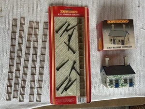 Hornby R539 Railway Cottage & R537 Lineside Fencing - NICE - Picture 1 of 5
