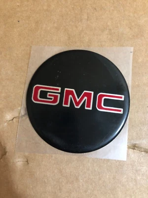 Tampas de centro de roda GM pretas com emblema vermelho diâmetro 2-1/2" ** - Imagem 1 de 2