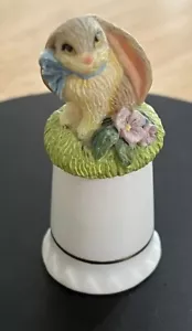 Avon 22K Gold Trim BUNNY Thimble Resign Porcelain Charming Collection Vtg - Picture 1 of 3