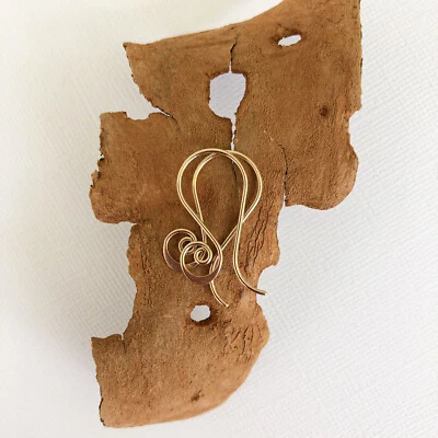 Gancho de pendiente espiral intercambiable de oro macizo con alambre de oreja de 14k martillado Foto 1 de 4