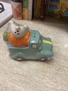 Easter Ceramic PUBLIX Bunny Back Old Time Pick Up Truck Salt Pepper Shakers - Imagen 1 de 6